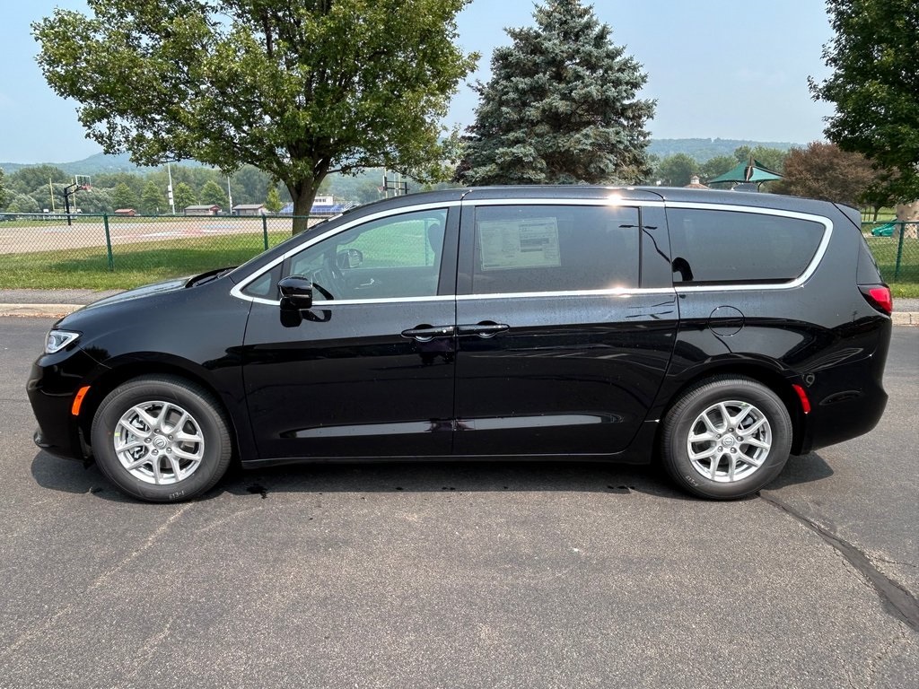 2026 Chrysler Pacifica photo 2