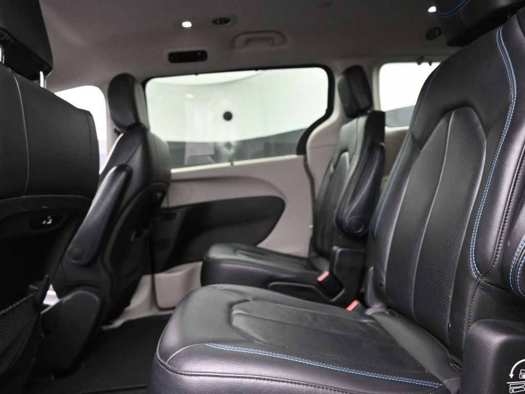 2021 Chrysler Pacifica Touring L photo 9