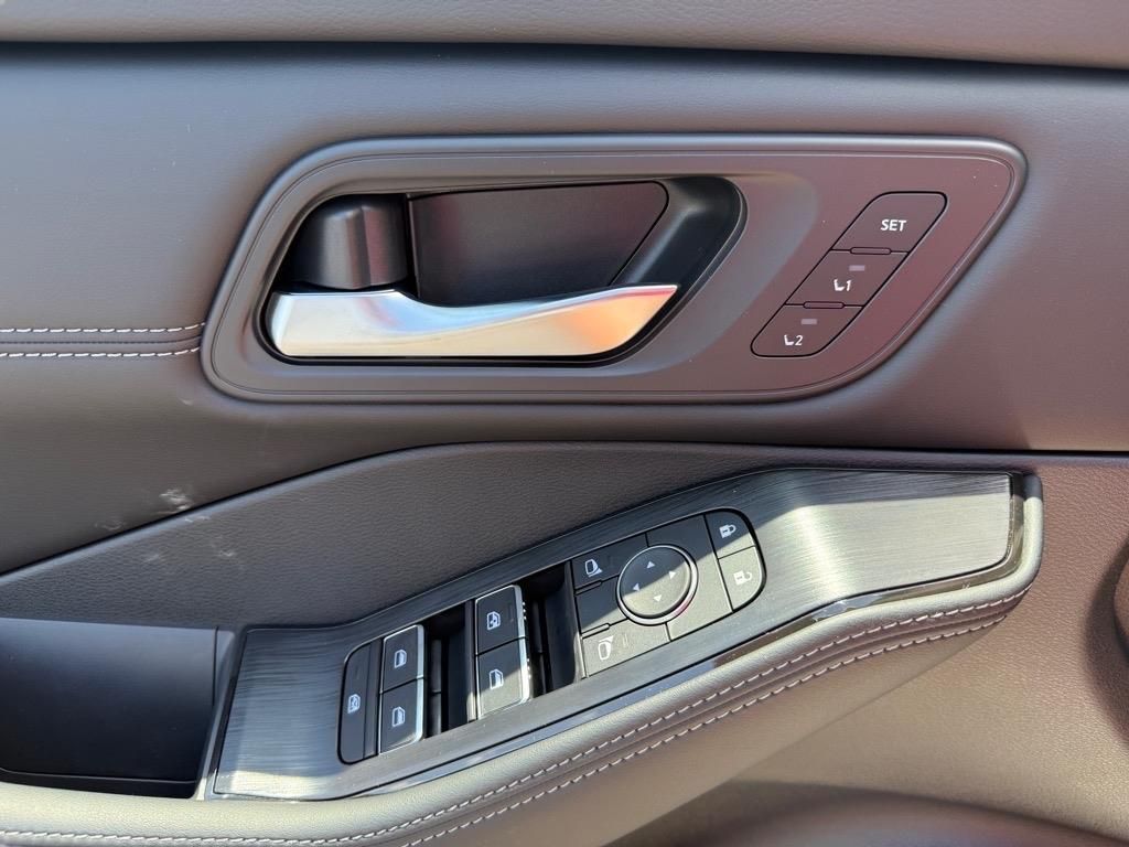 2025 Nissan Rogue SL photo 12