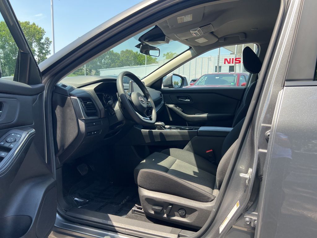 2024 Nissan Rogue SV photo 2