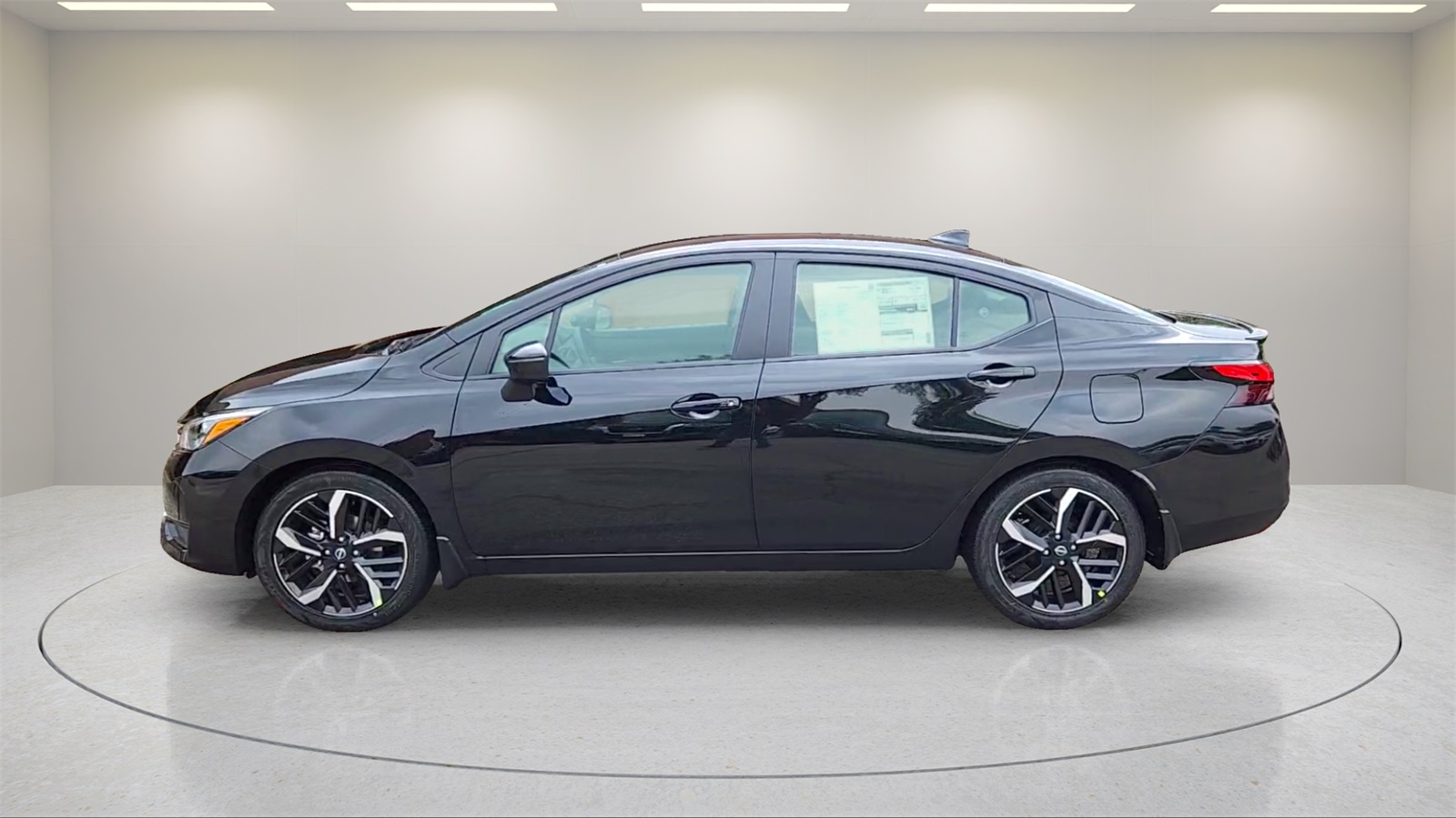 2025 Nissan Versa SR photo 4