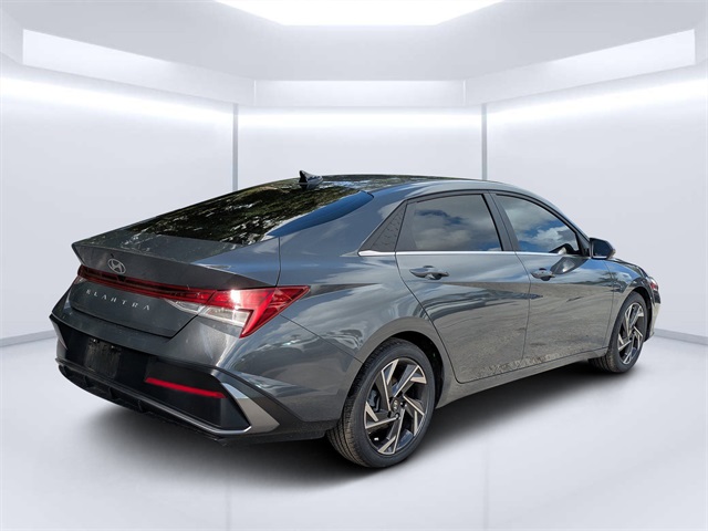 2024 Hyundai Elantra SEL Convenience photo 3