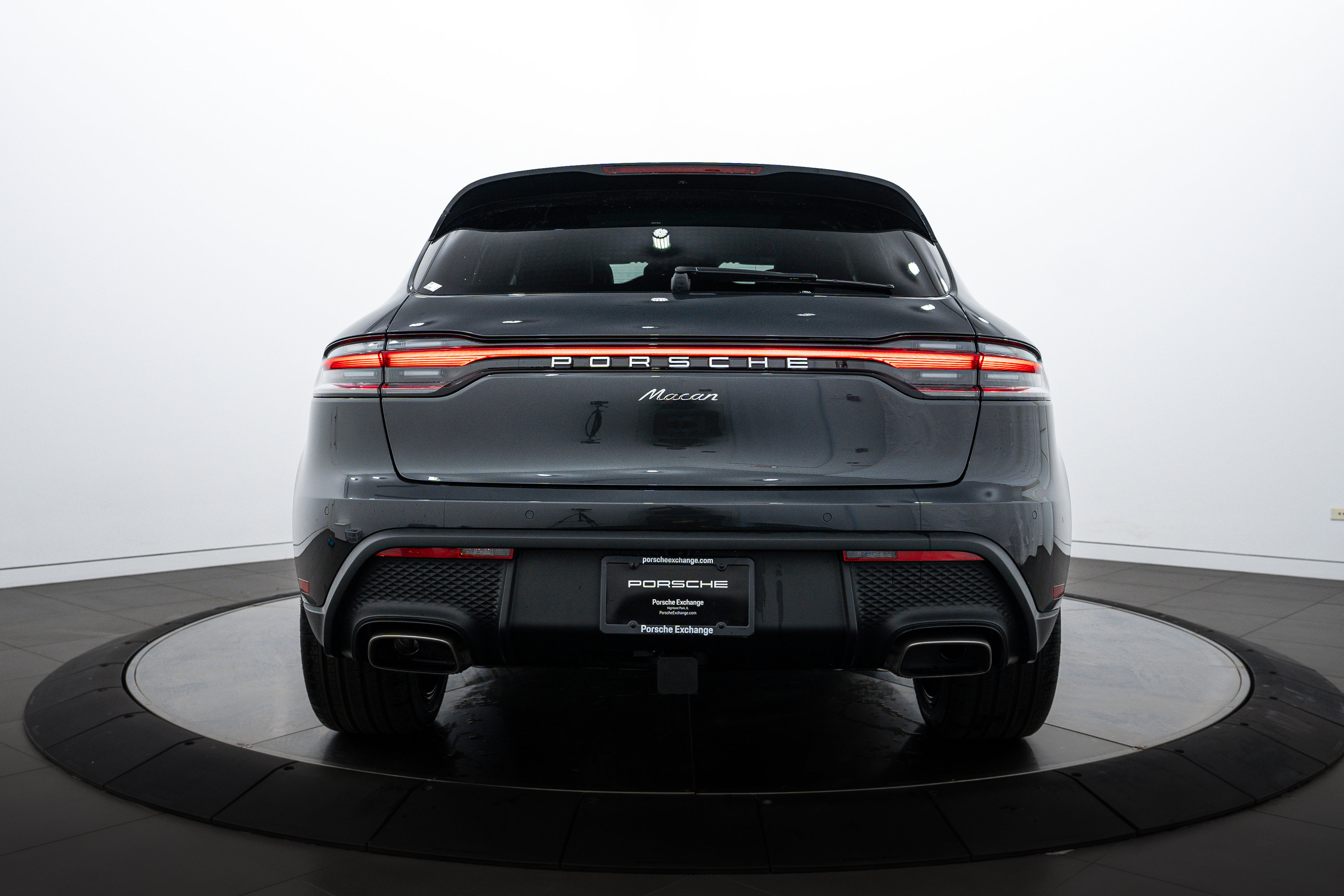 2025 Porsche Macan Base photo 4