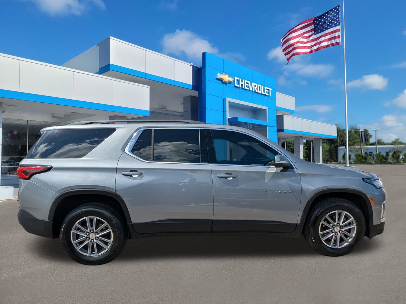 2023 Chevrolet Traverse photo 2