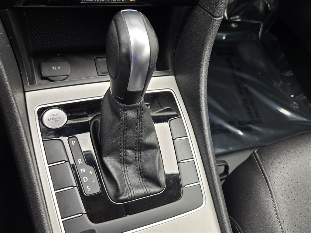 2022 Volkswagen Passat 2.0T SE photo 18