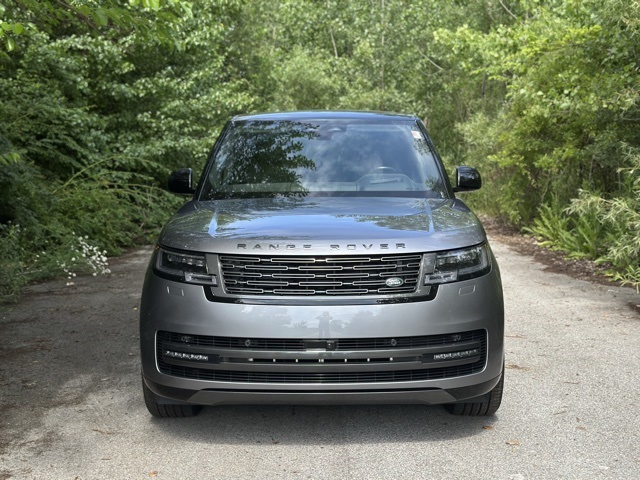 2025 Land Rover Range Rover SE photo 3