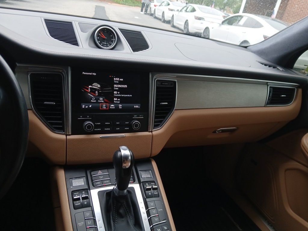 2017 Porsche Macan Turbo photo 17