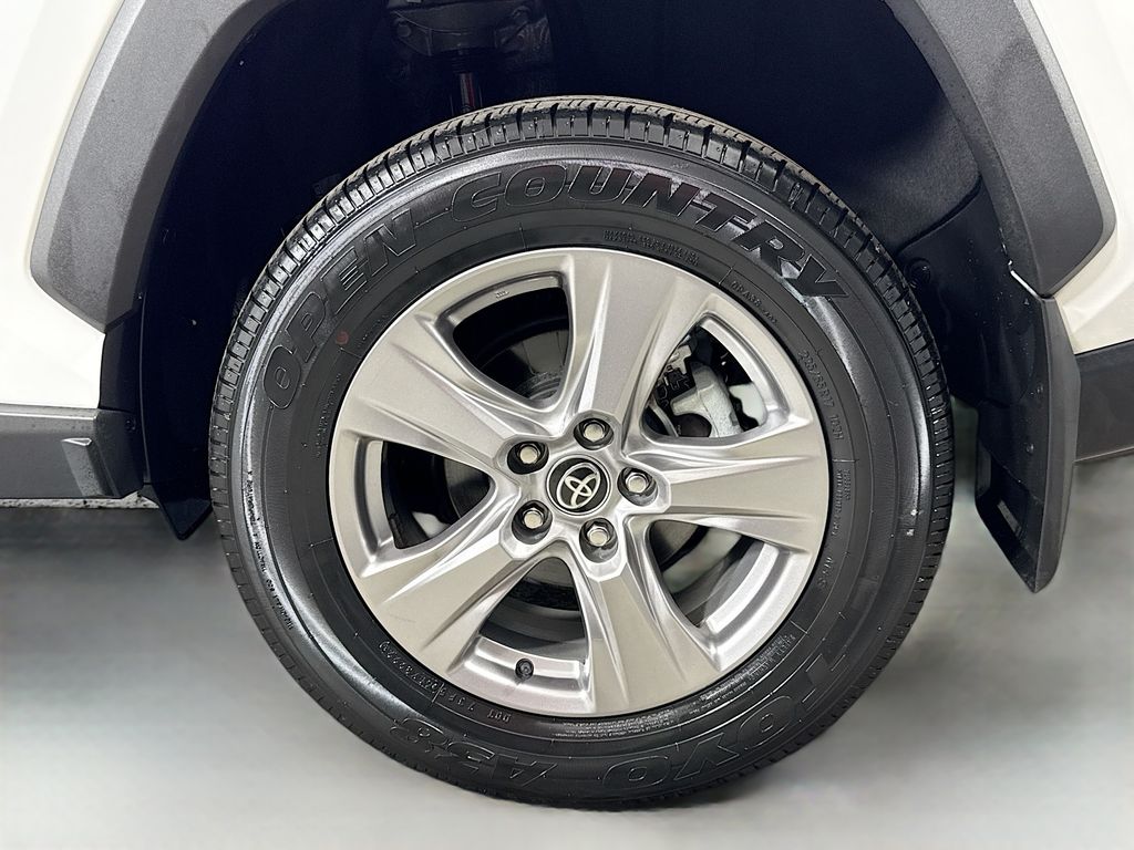 2022 Toyota RAV4 XLE photo 30