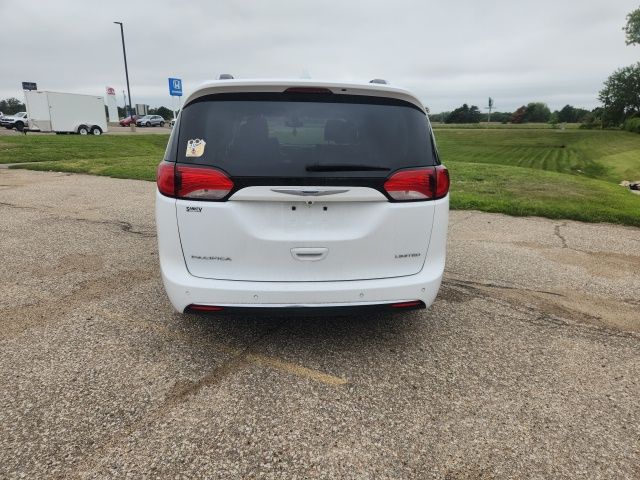 2018 Chrysler Pacifica Limited photo 2