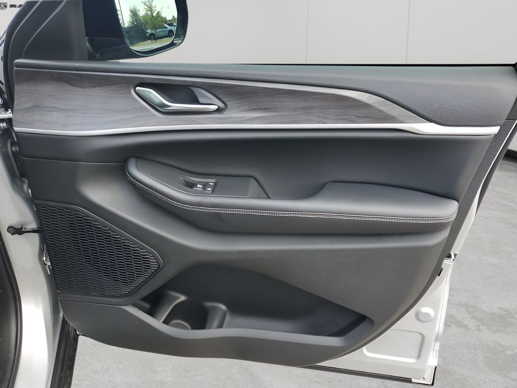 2025 Jeep Grand Cherokee Limited photo 11
