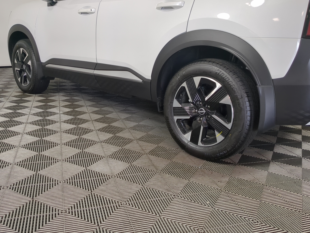 2025 Nissan Kicks SV photo 3