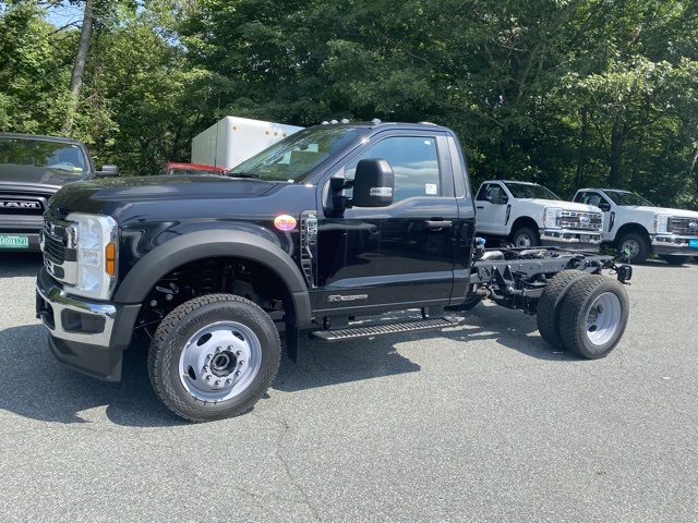 2025 Ford F-550 photo 4