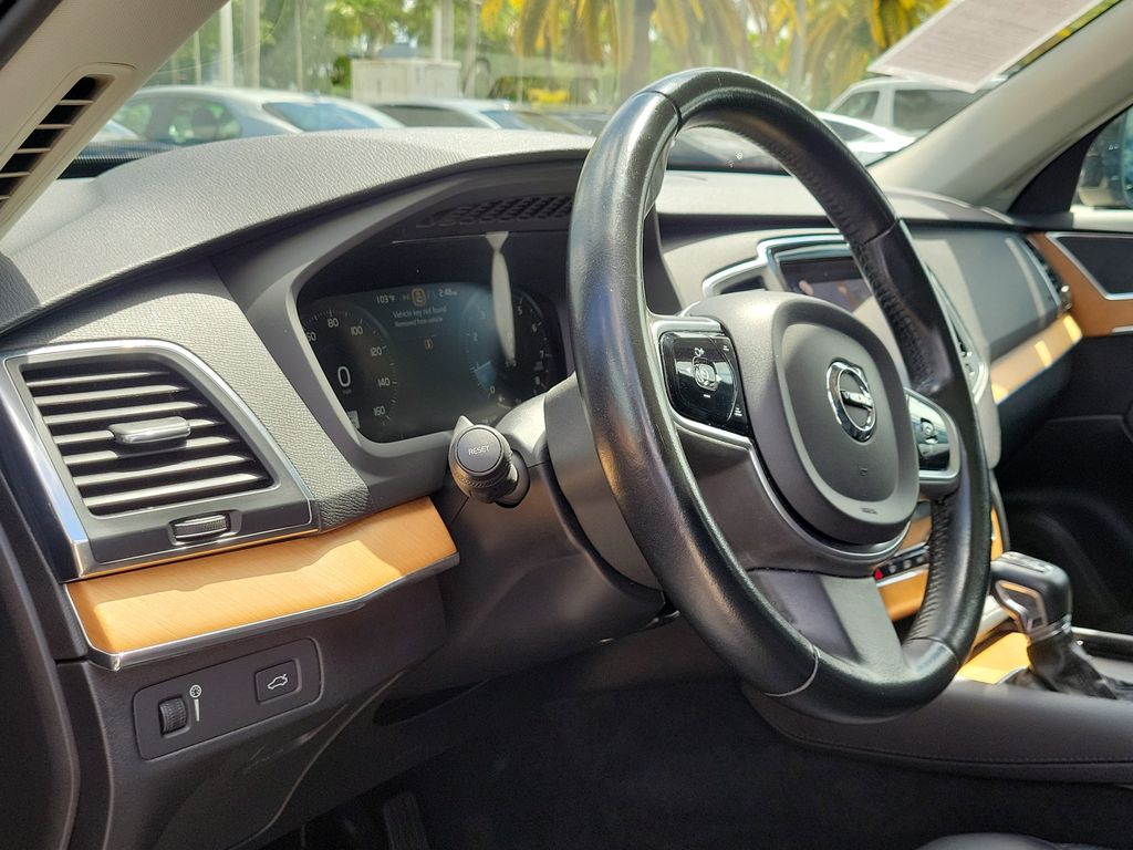 2021 Volvo XC90 T6 Momentum photo 10