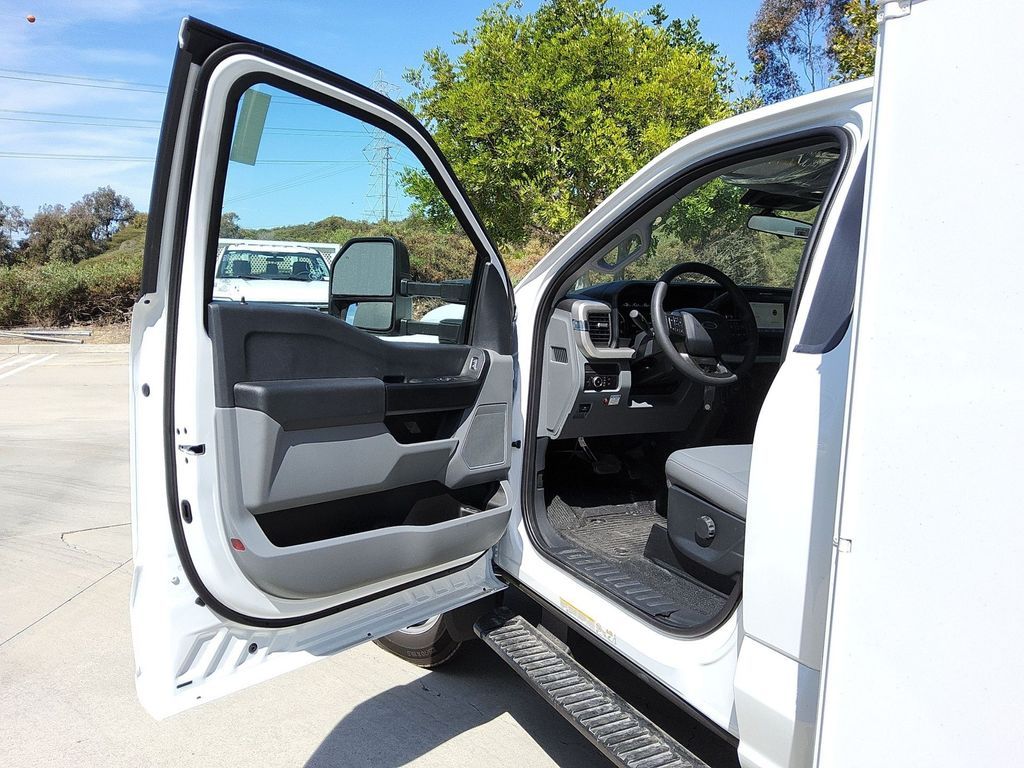 2025 Ford F-550 photo 4