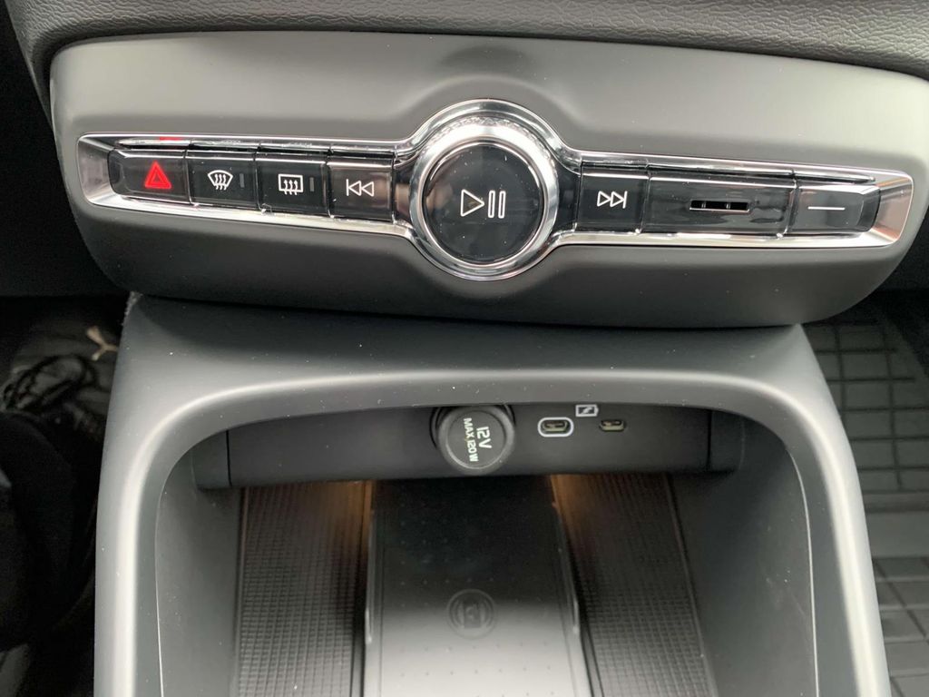 2025 Volvo XC40 AWD Plus photo 10