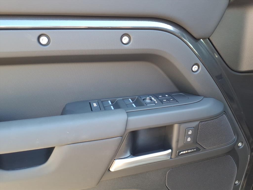 2025 Land Rover Defender 110 S photo 10