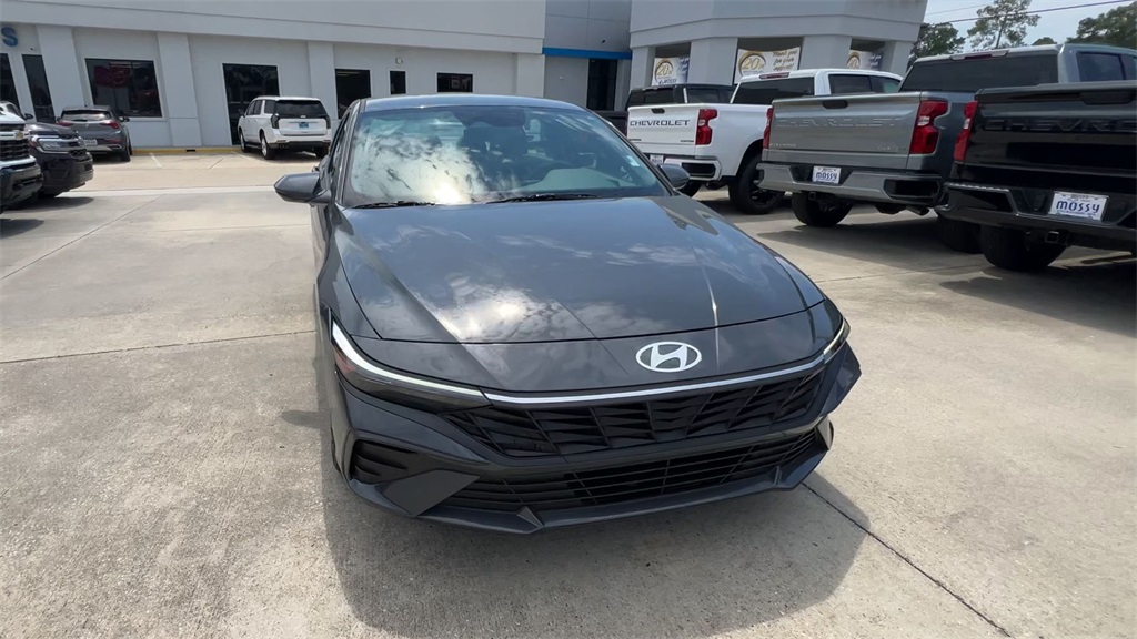 2024 Hyundai Elantra SEL photo 3