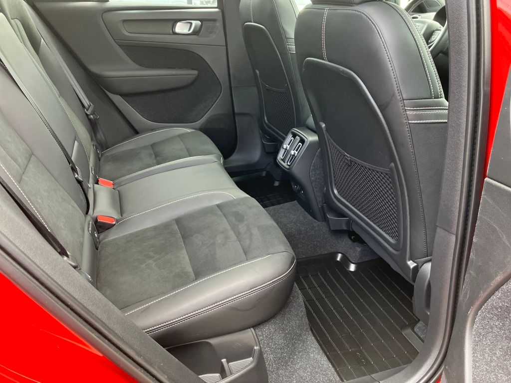2021 Volvo XC40 R-Design photo 28