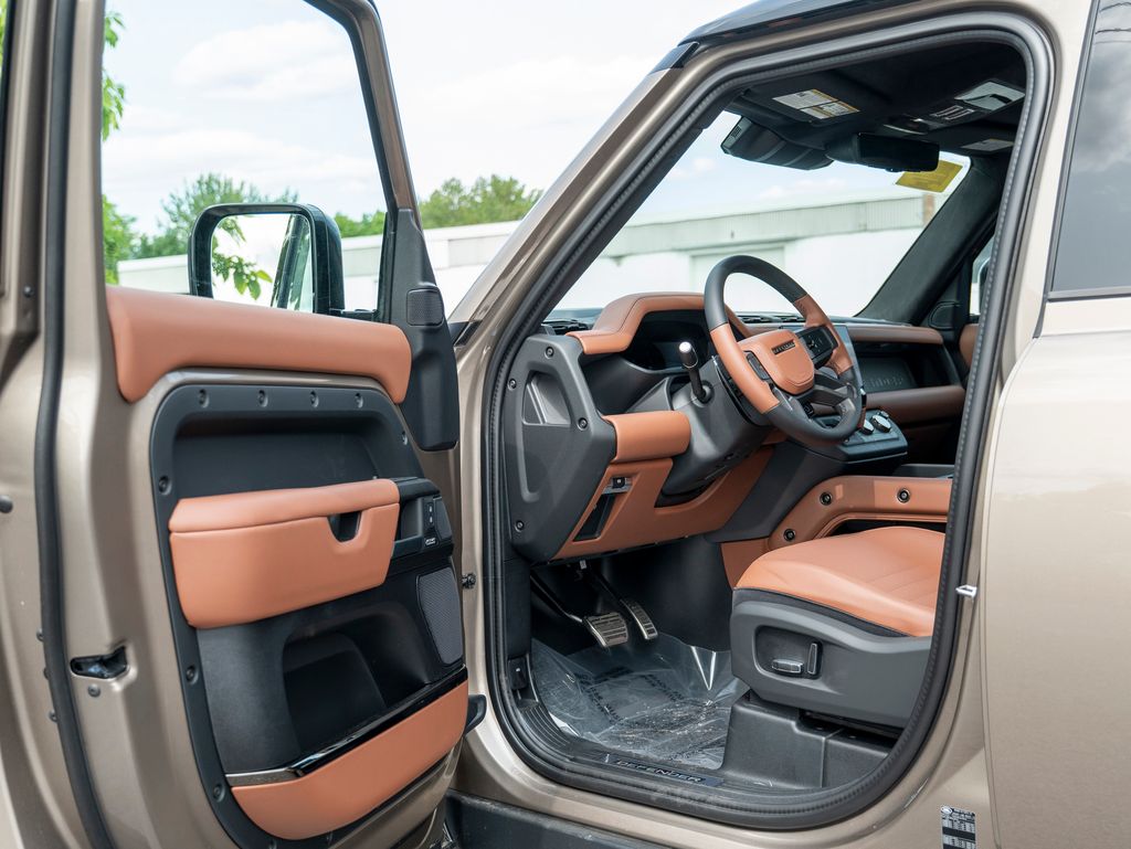 2025 Land Rover Defender 110 V8 photo 10