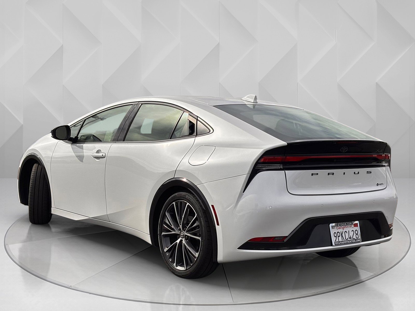 2024 Toyota Prius XLE photo 3