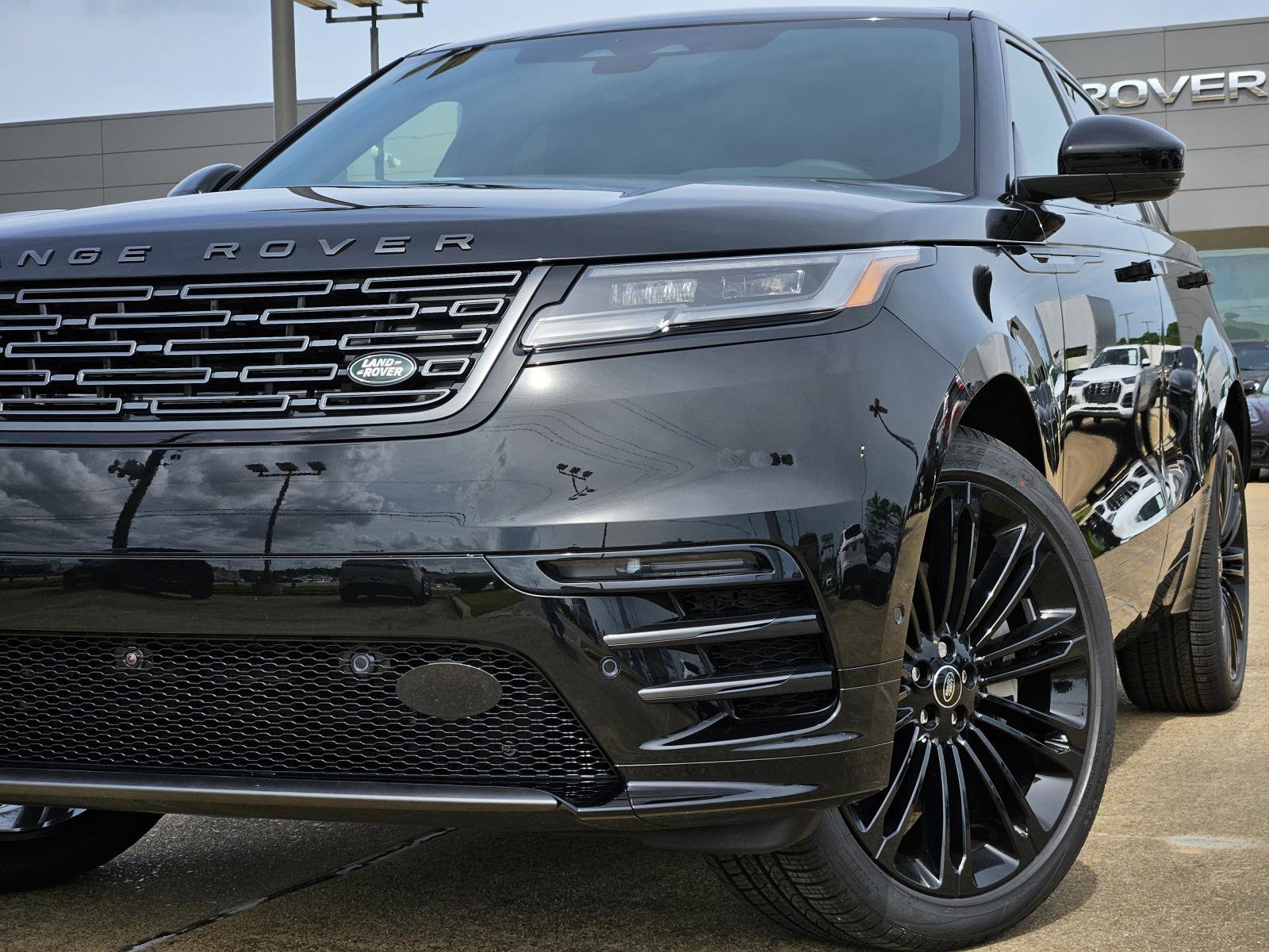 2026 Land Rover Range Rover Velar SE photo 7