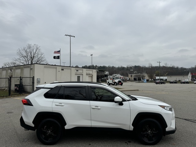 2020 Toyota RAV4 XLE photo 3