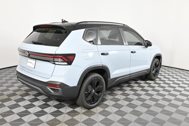 2025 Volkswagen Taos SE photo 3