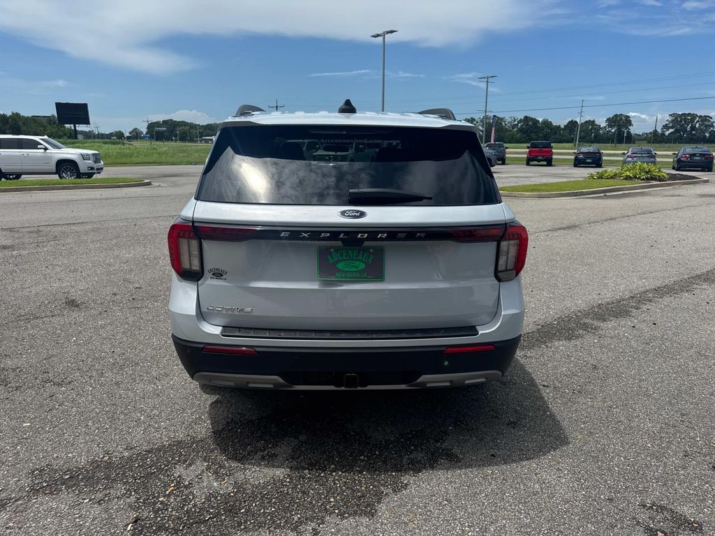 2025 Ford Explorer photo 3