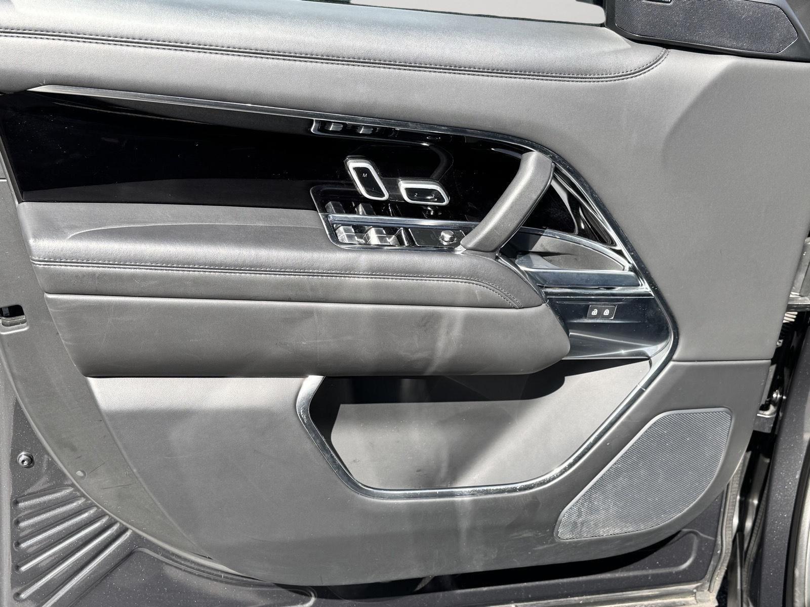 2023 Land Rover Range Rover SE photo 12