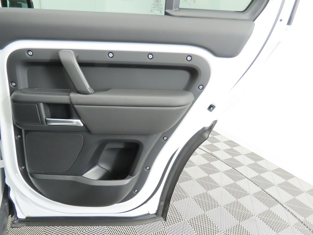 2025 Land Rover Defender 110 S photo 25