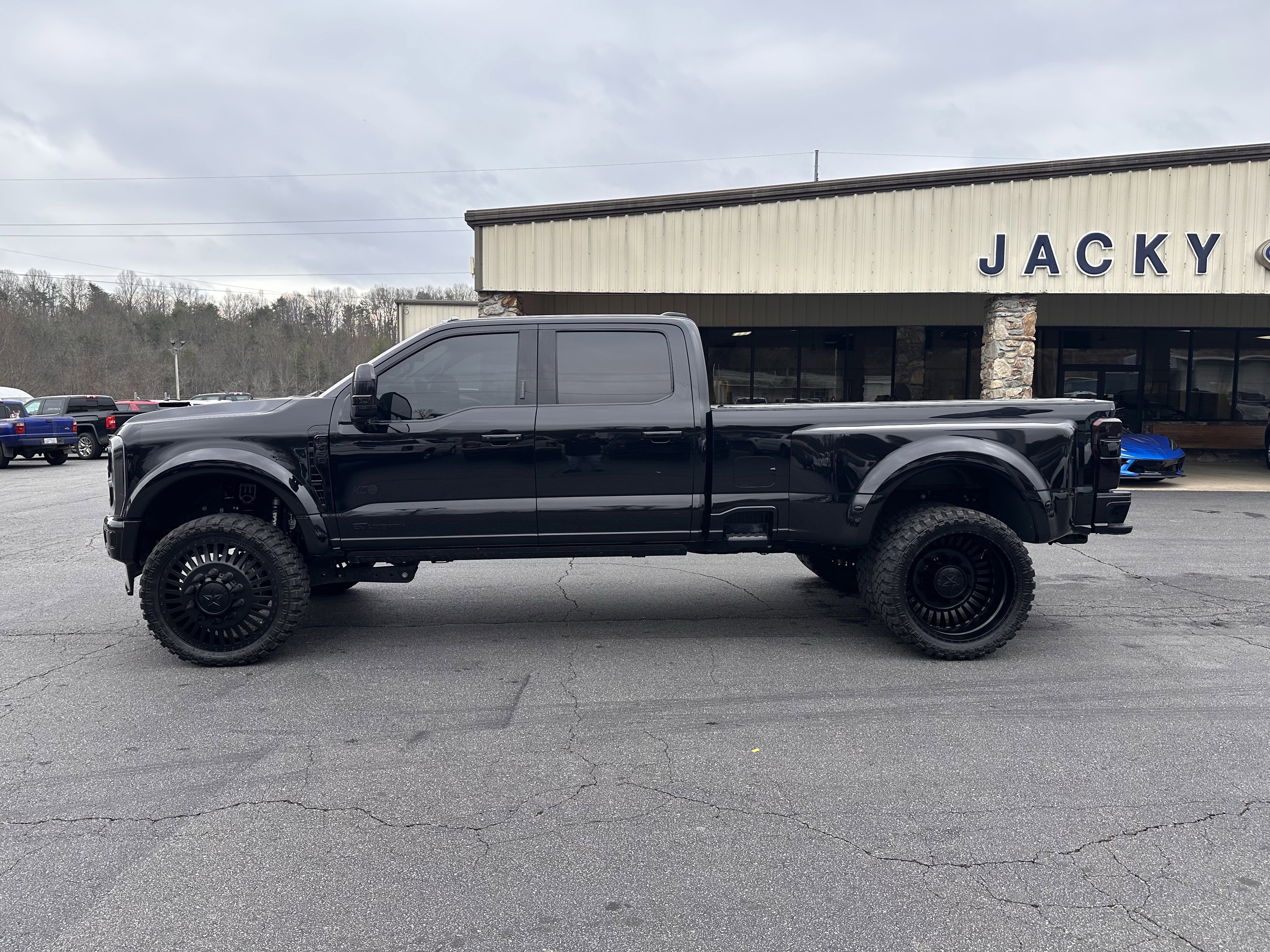 2023 Ford F-450 Super Duty Limited's photo