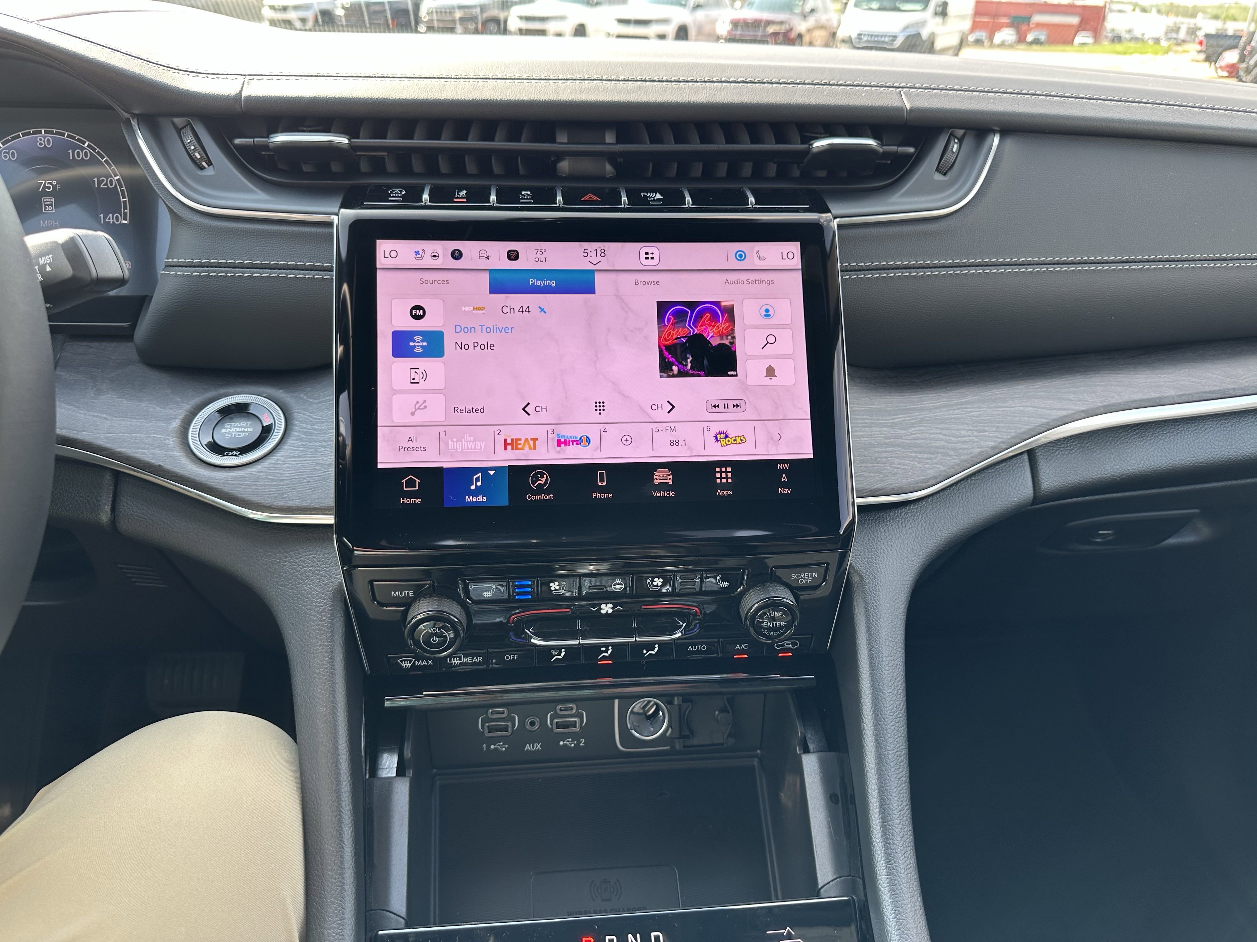 2025 Jeep Grand Cherokee Overland photo 4