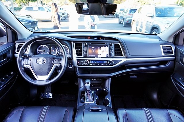 Used 2019  Toyota SE image 21