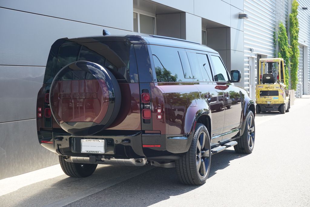 2025 Land Rover Defender 130 X-Dynamic SE photo 2