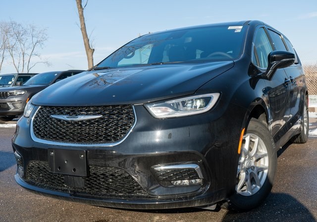 2026 Chrysler Pacifica Select's photo