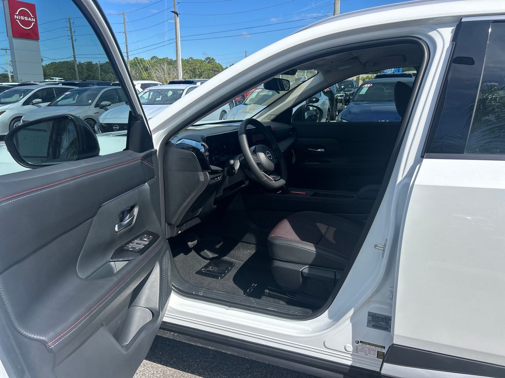 2026 Nissan Kicks SR photo 6