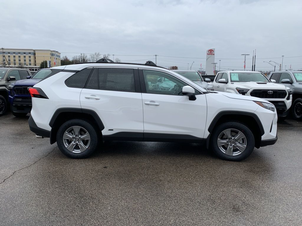 2025 Toyota RAV4 Hybrid XLE photo 3