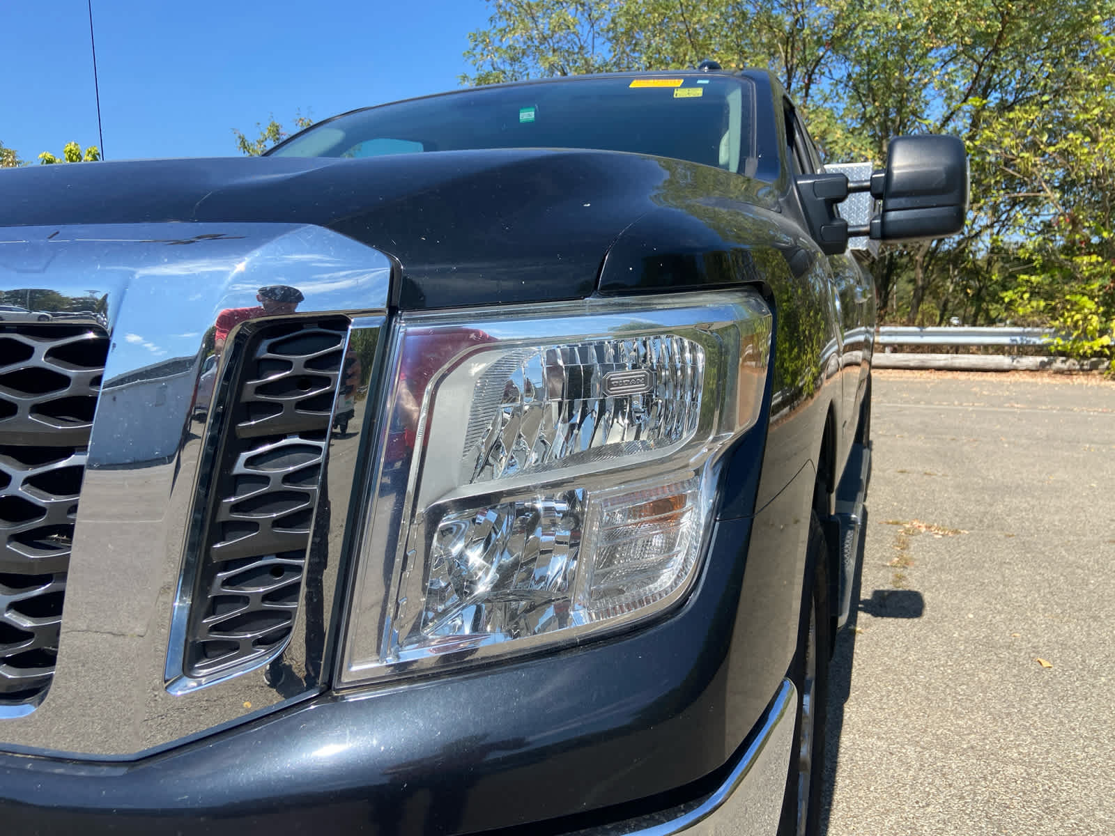 2017 Nissan Titan SV Crew Cab photo 9