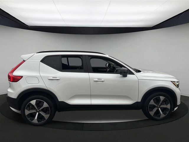 2023 Volvo XC40 Plus photo 2