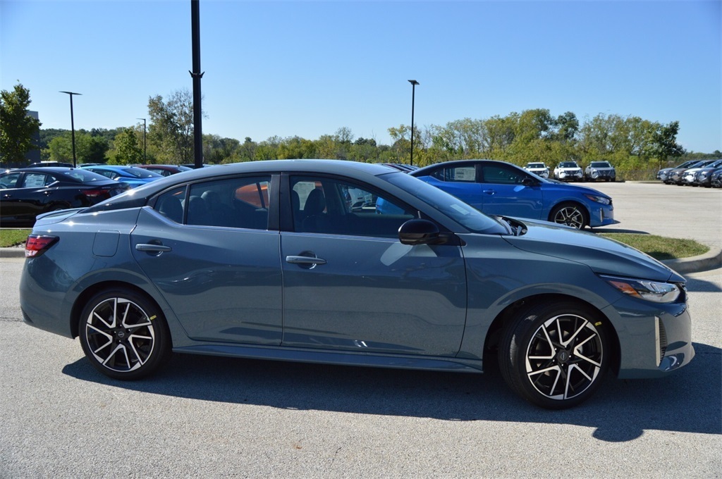 2025 Nissan Sentra SR photo 4