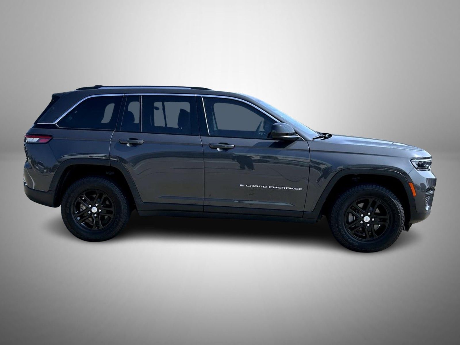 2023 Jeep Grand Cherokee Laredo photo 2