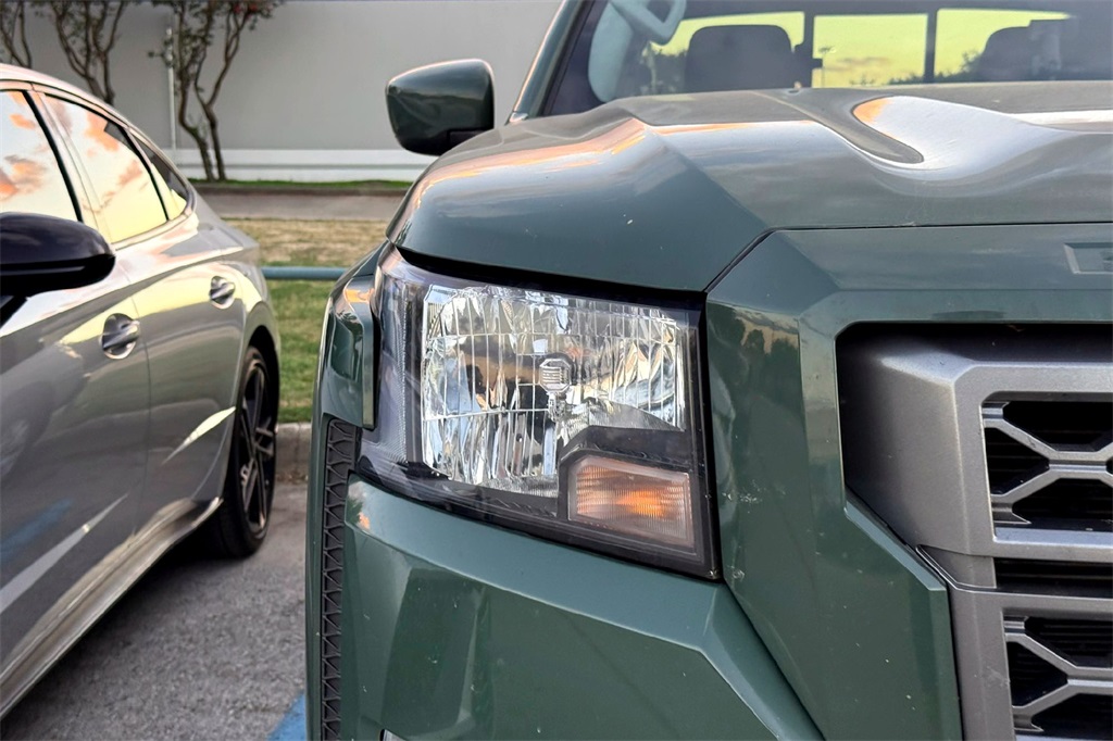 2023 Nissan Frontier SV photo 3