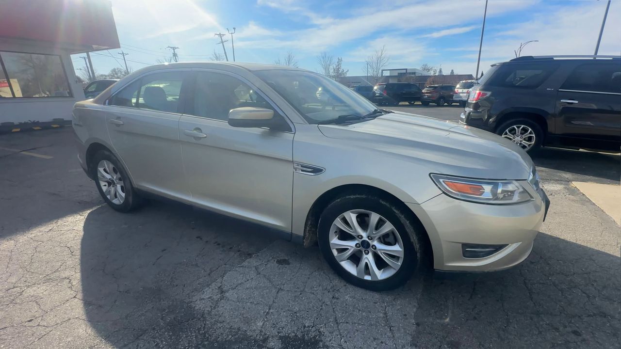 2010 Ford Taurus SEL photo 2