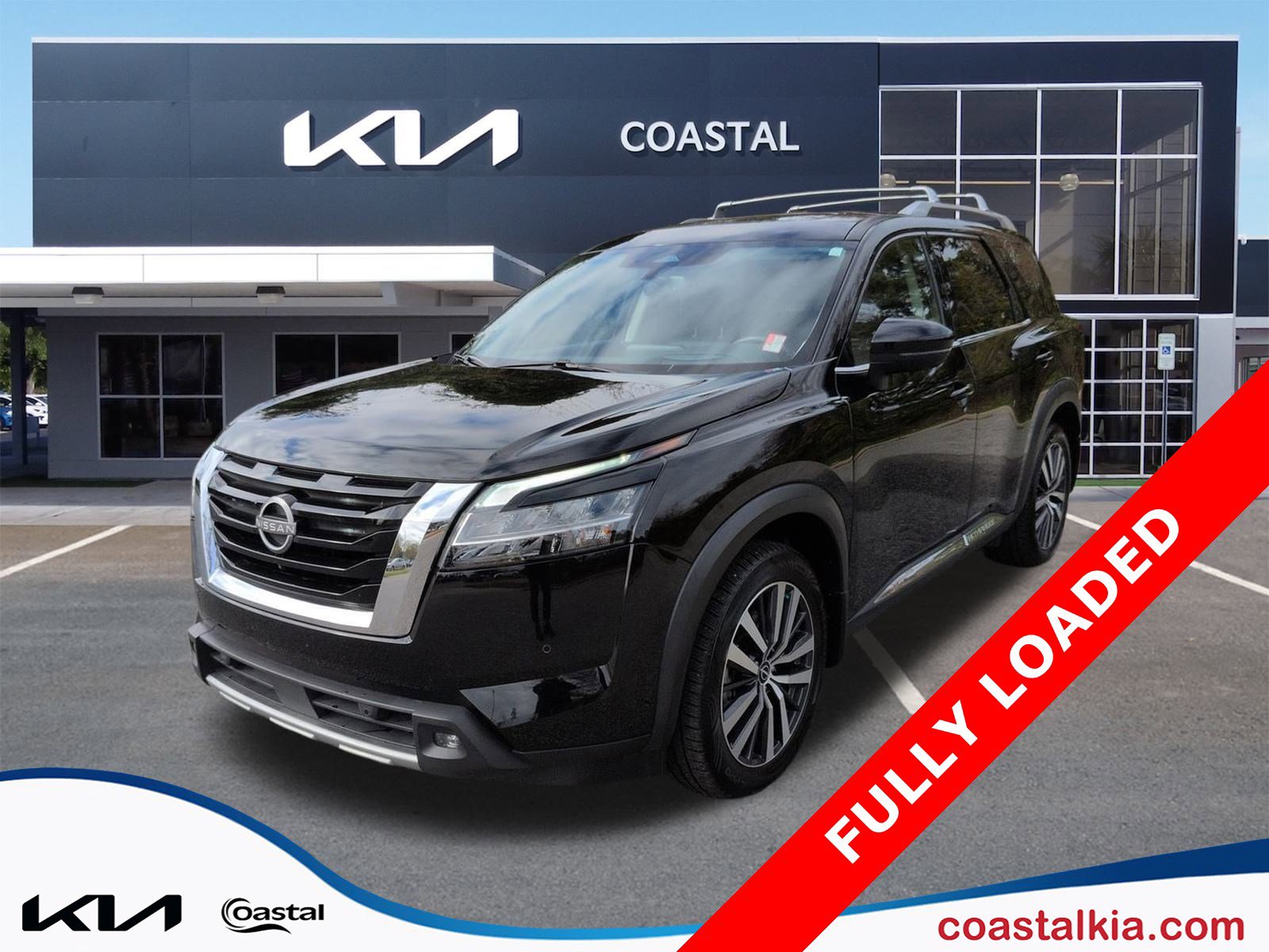 2022 Nissan Pathfinder Platinum's photo