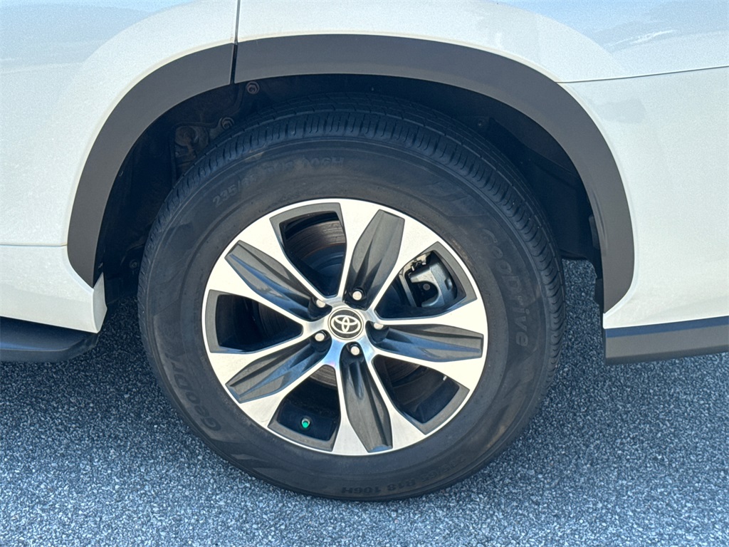 2021 Toyota Highlander XLE photo 17