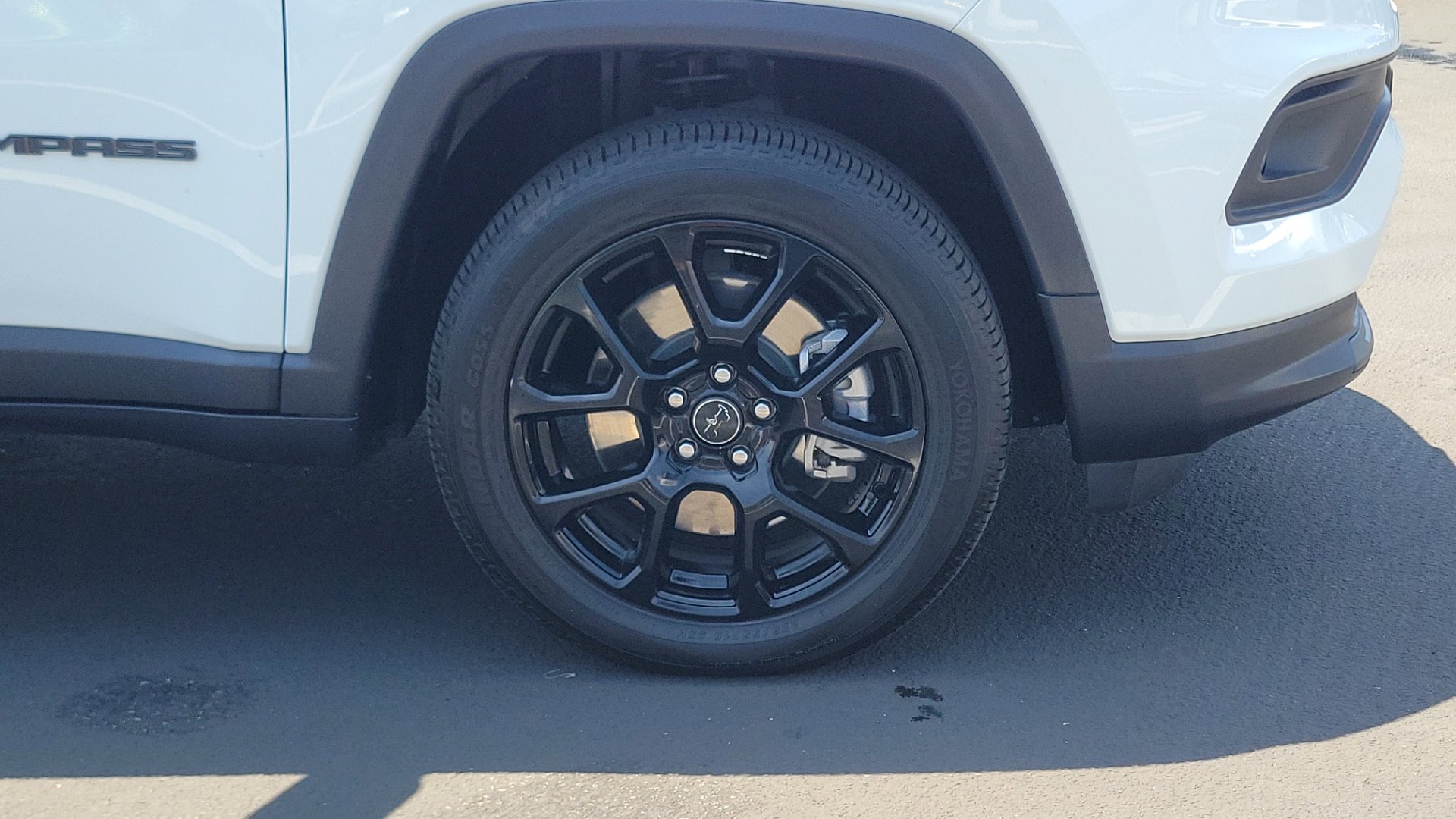 Used 2025 Bright White Clearcoat Jeep Latitude image 5