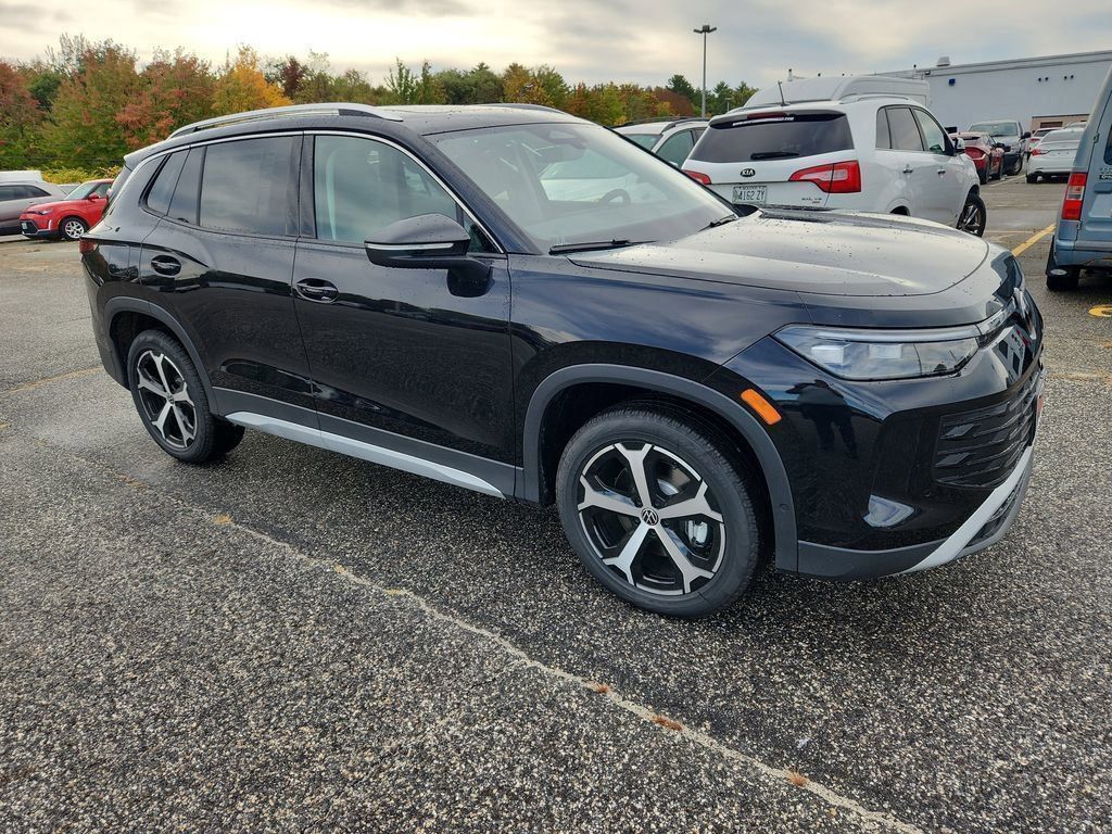 2025 Volkswagen Tiguan SE's photo