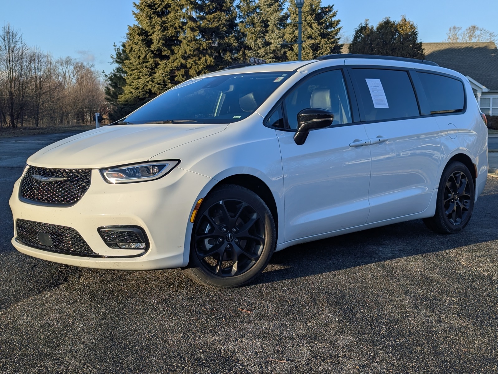 2025 Chrysler Pacifica Limited's photo