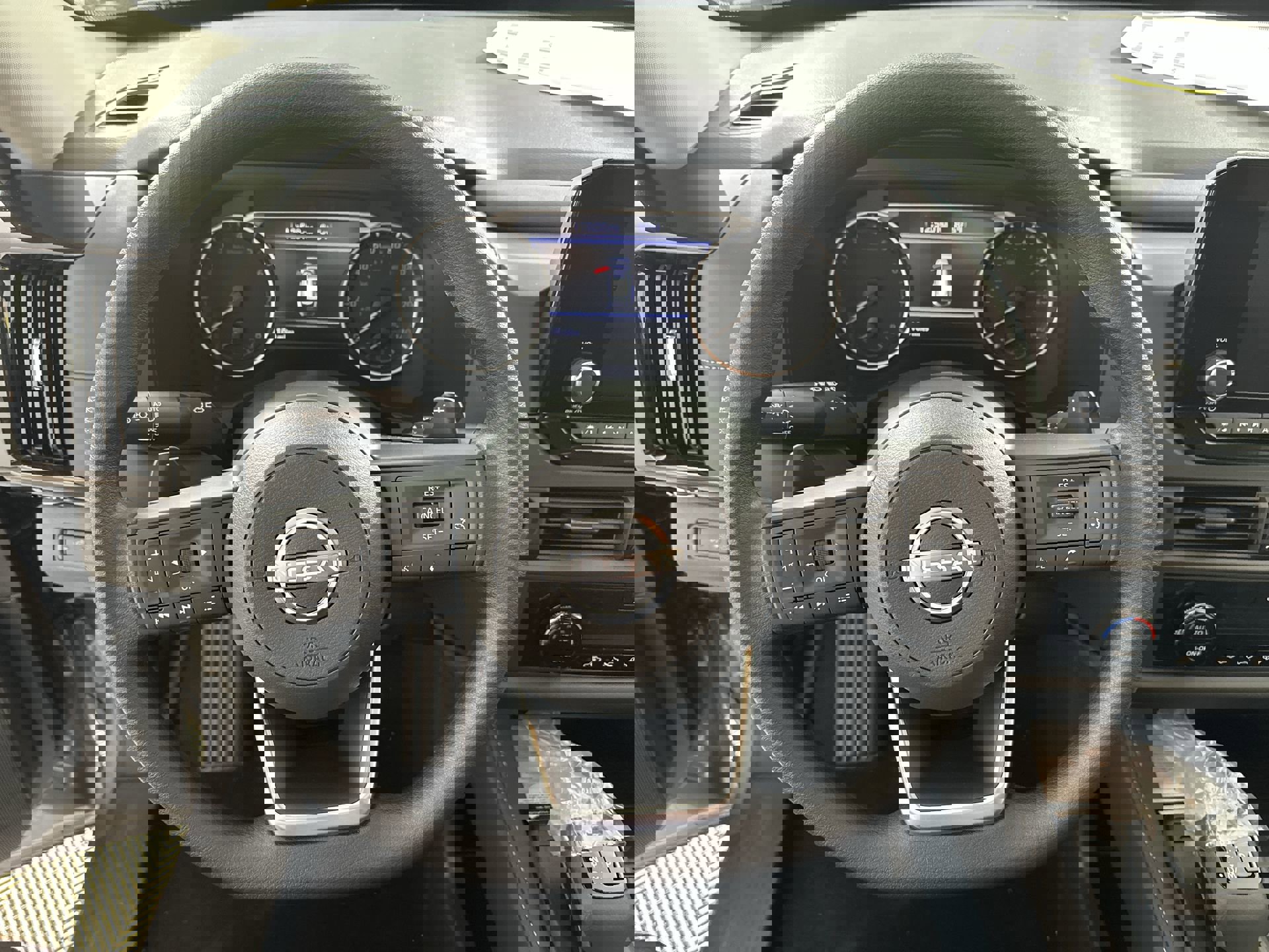 2025 Nissan Pathfinder S photo 13
