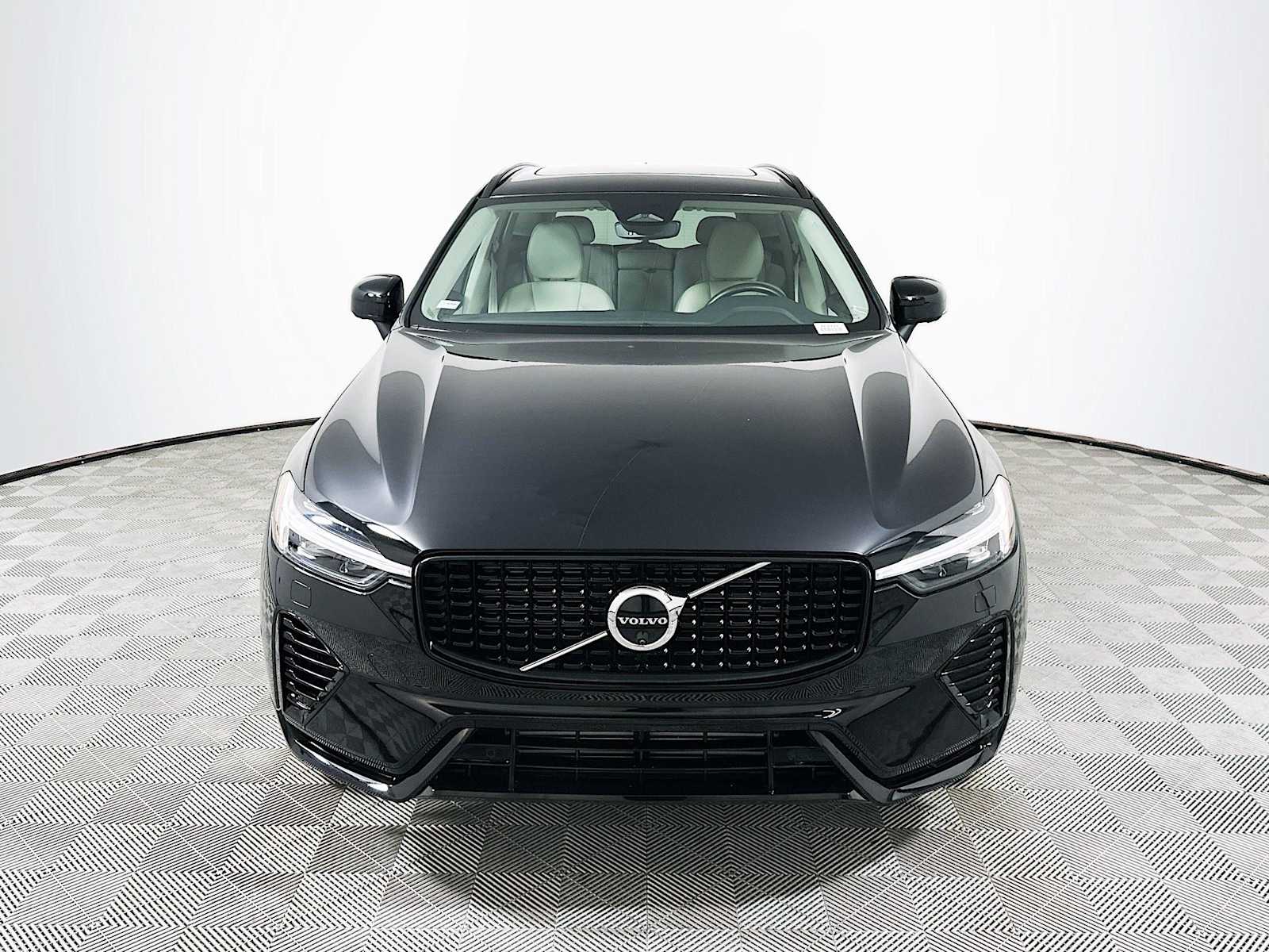 2025 Volvo XC60 T8 Plus photo 2